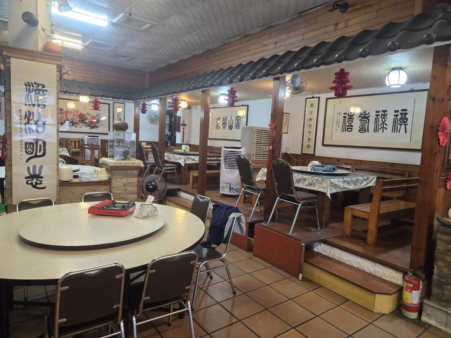 好地方風味館店內圓桌與座位