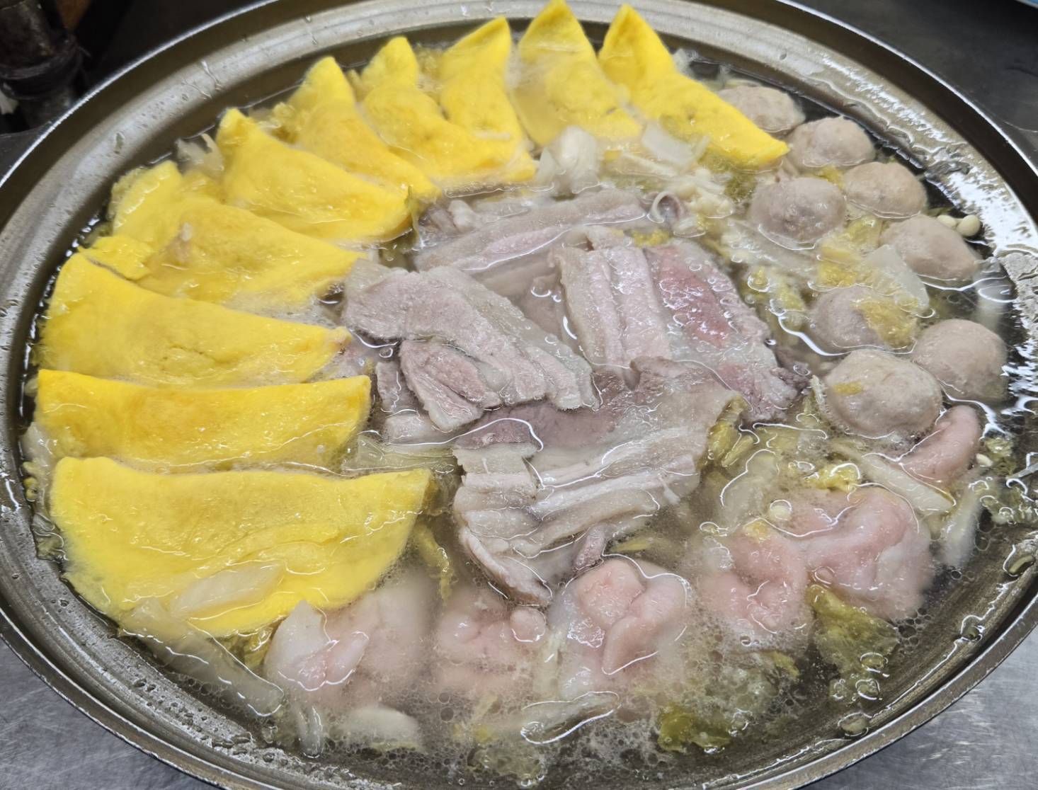 酸菜白肉鍋上桌照片
